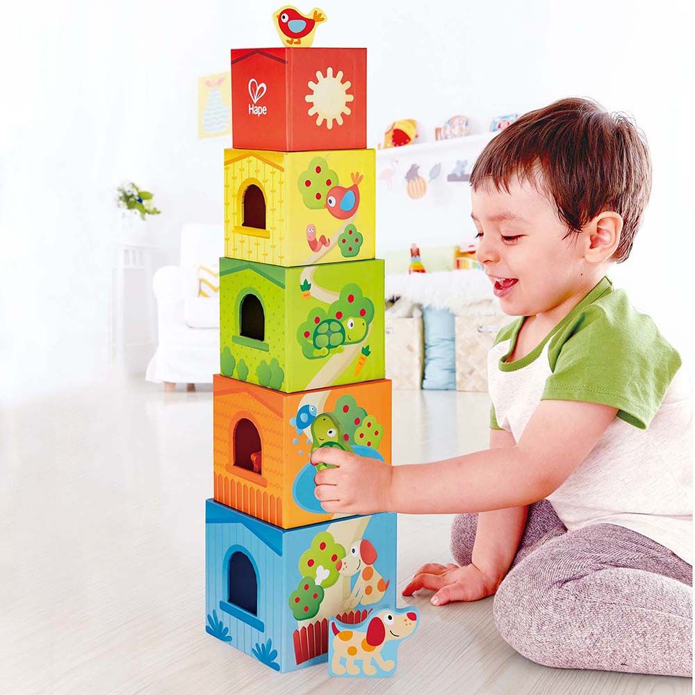 Кула от картонени кубчета, с дървени животни