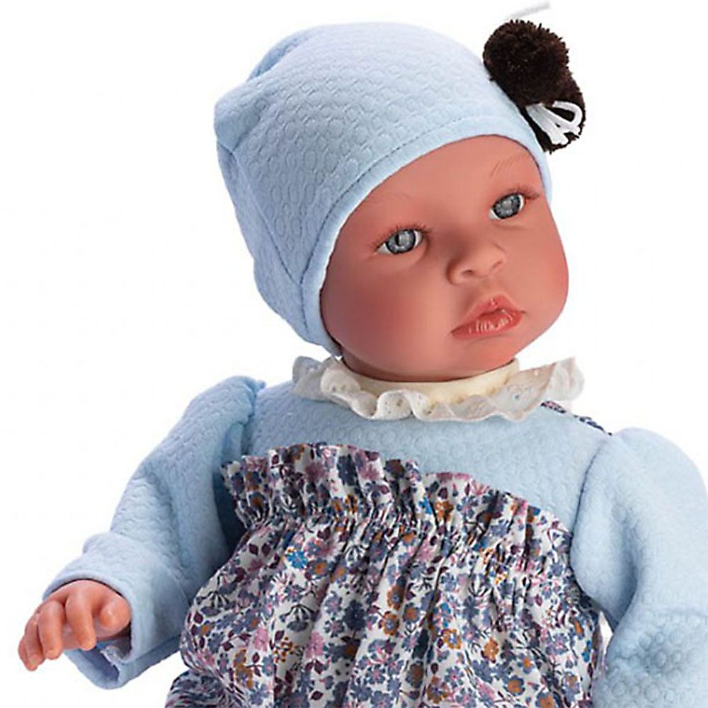 Кукла Лея, със синя шапка с помпон и панталонки