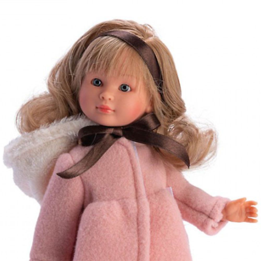 Кукла Силия, с вълнено палто с качулка