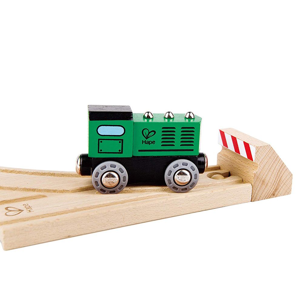 Комплект релсов път, товарен влак, голям дървен кран и камион