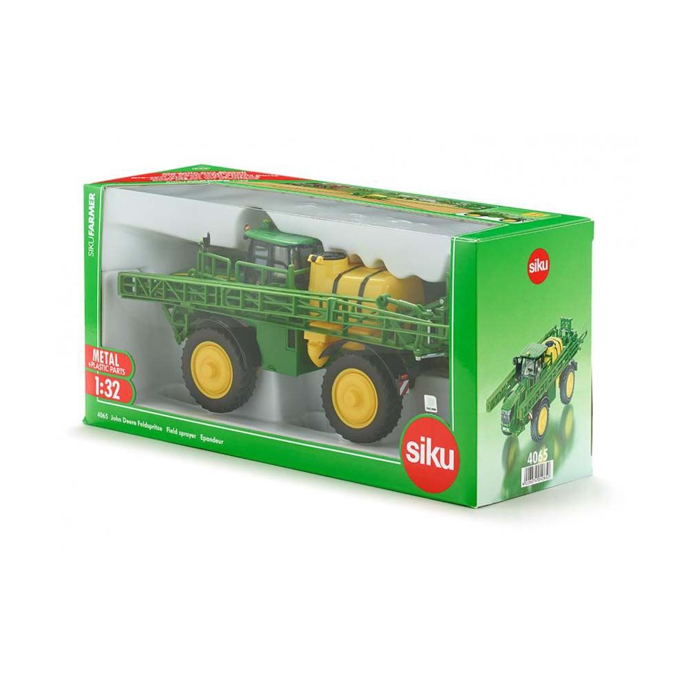 Трактор John Deere с полева пръскачка