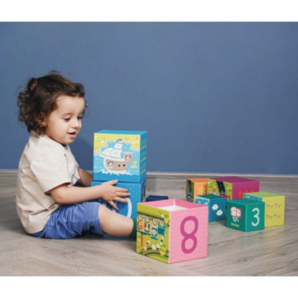 Кула от картонени кубчета за най-малките, Превозните средства