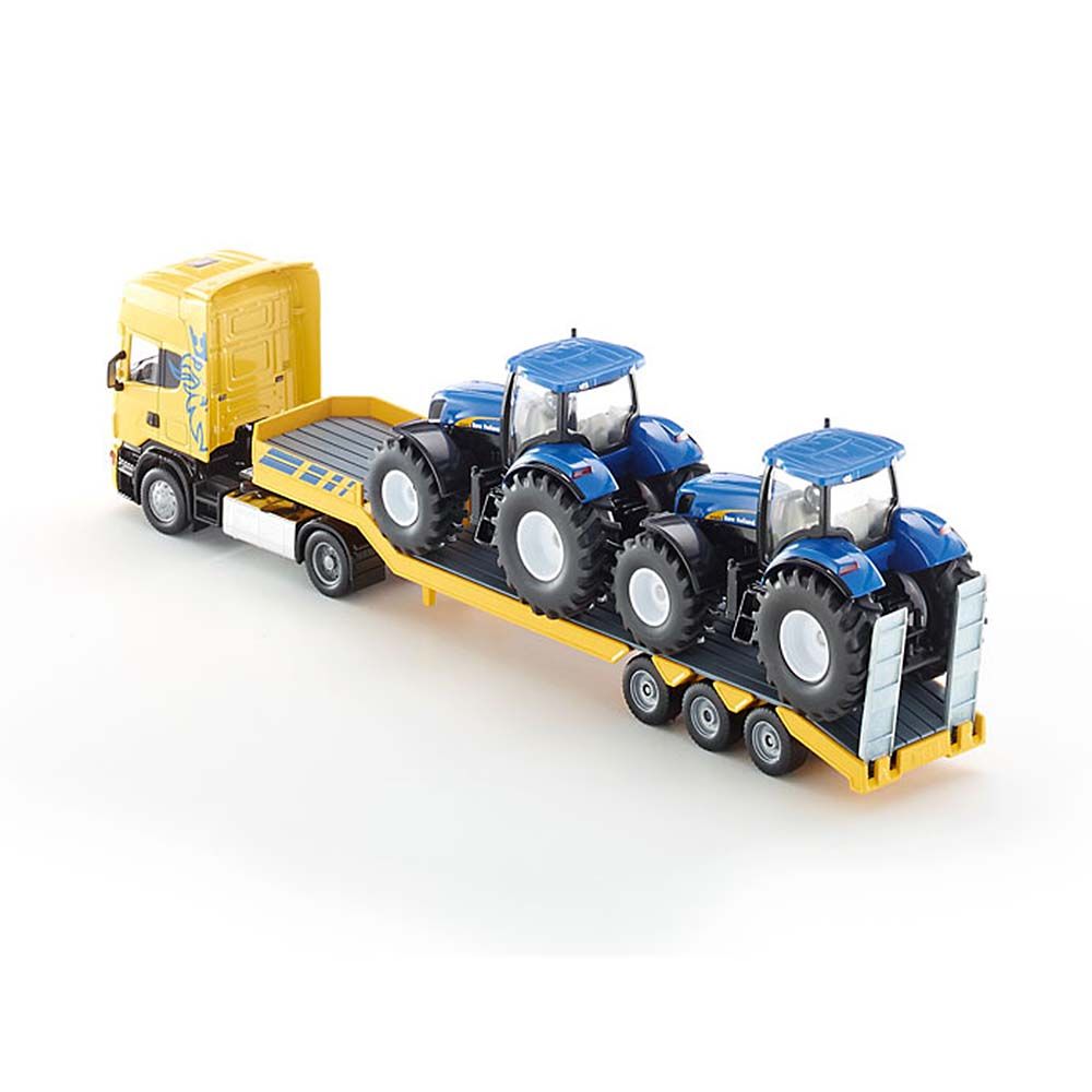Тир влекач SCANIA натоварен с два трактора New Holland