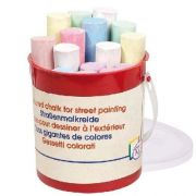 Цветни тебешири в кофа