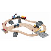 Товарен влак с релси и шосе в каменна кариера