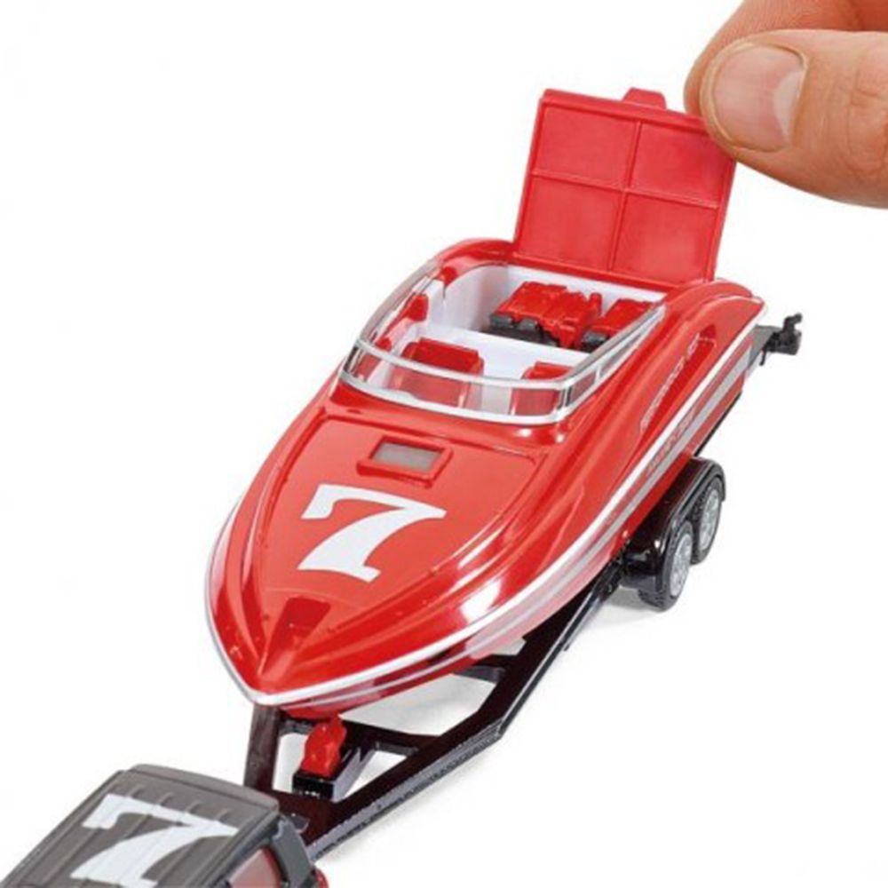 Audi Q7 с моторна лодка