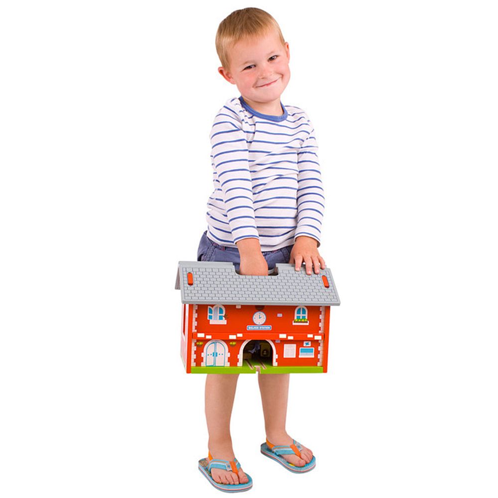 Дървено влакче с релси в куфарче-къщичка