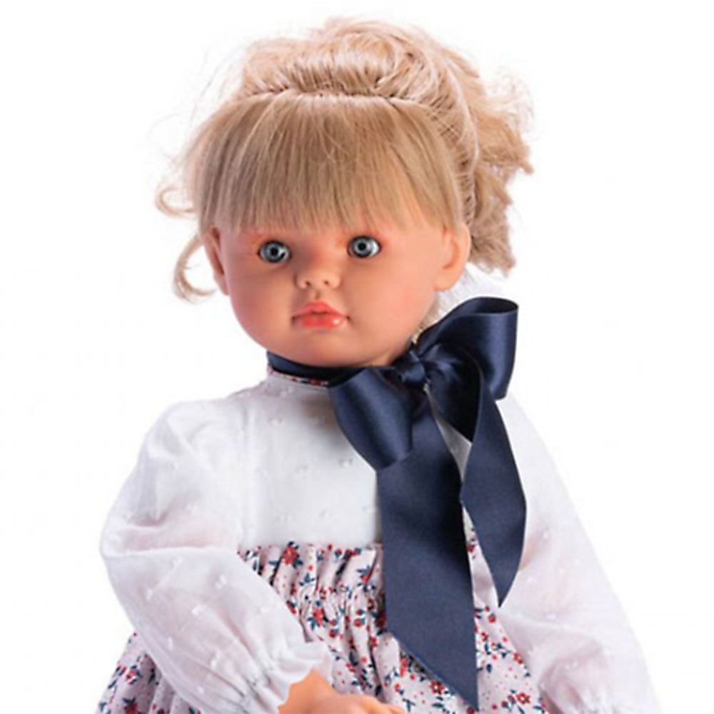Кукла Пепа, с бяла бродирана риза и голяма синя панделка