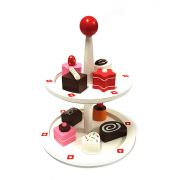 Дървен поднос на два етажа с торти и мъфини
