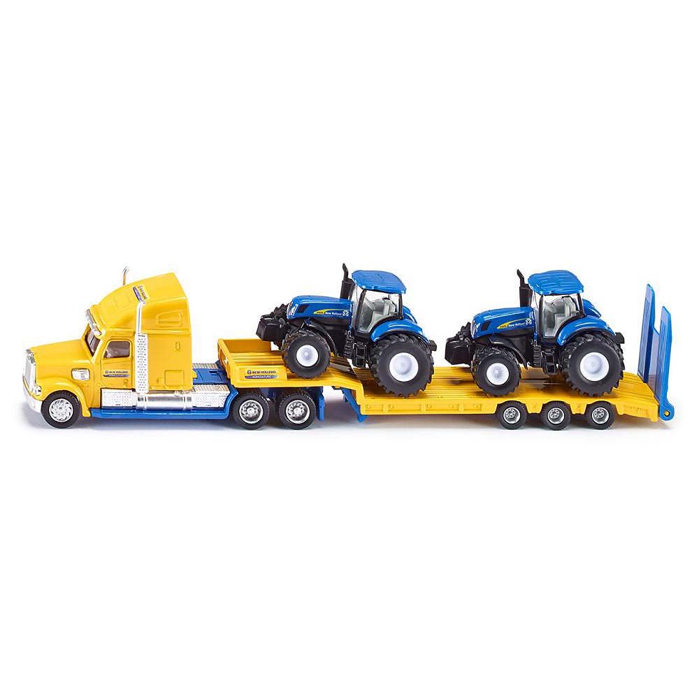Тир влекач натоварен с два трактора New Holland