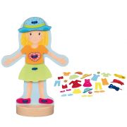 Момиче с дрешки и аксесоари от филц и дърво