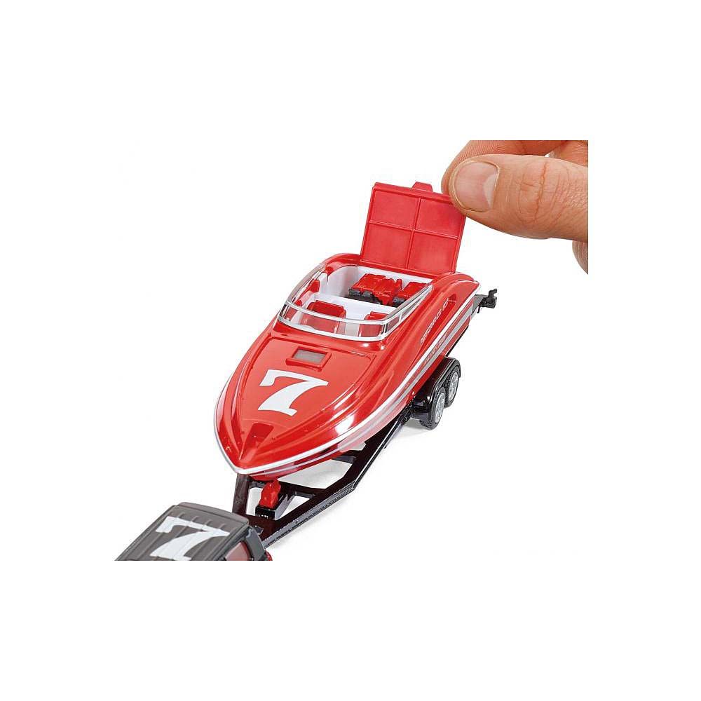 Toyota Land Cruiser с платформа, натоварена със спортна лодка