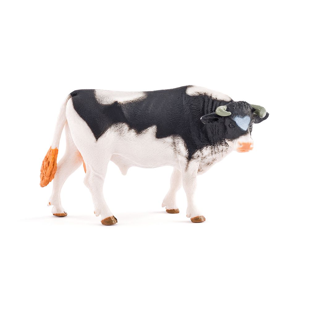 Трактор с ремарке, бик и огради - аксесоари за ферма