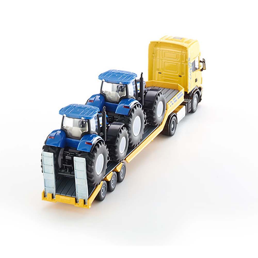 Тир влекач SCANIA натоварен с два трактора New Holland