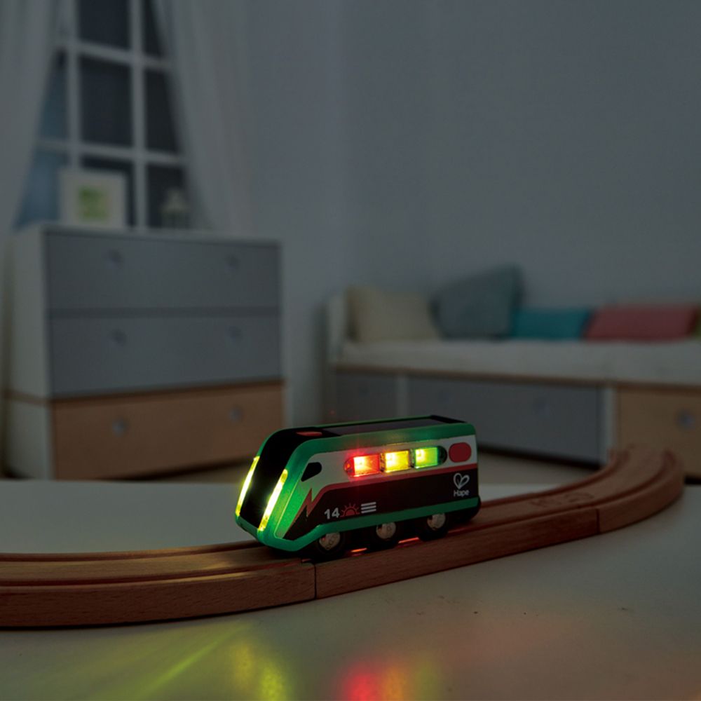 Зелен локомотив със соларни батерии