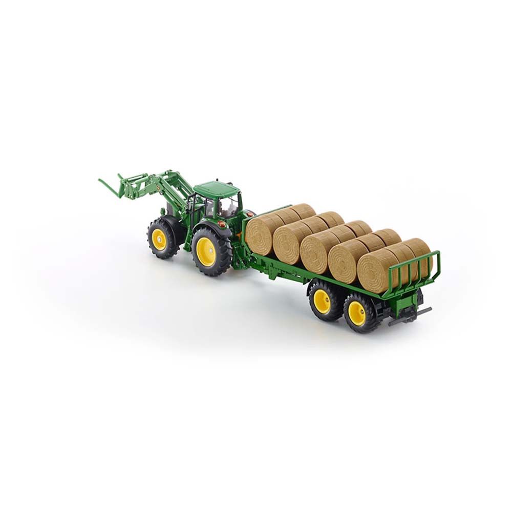 Трактор John Deere с ремарке за кръгли бали